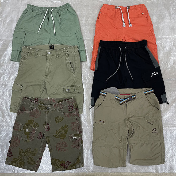 လူကြီး Cargo Short Pants သုံးတယ်။