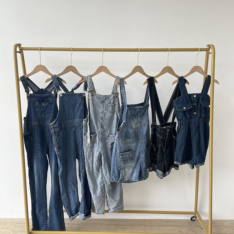 Jeans Strap Pants သုံးတယ်။