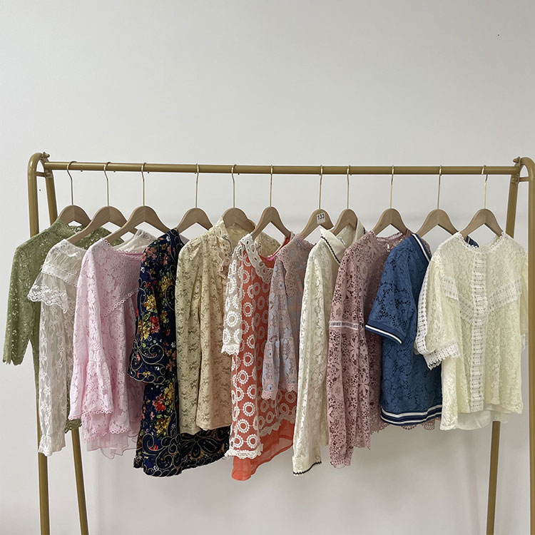 အမျိုးသမီးများအတွက် အသုံးပြုထားသော Lace Tops များ