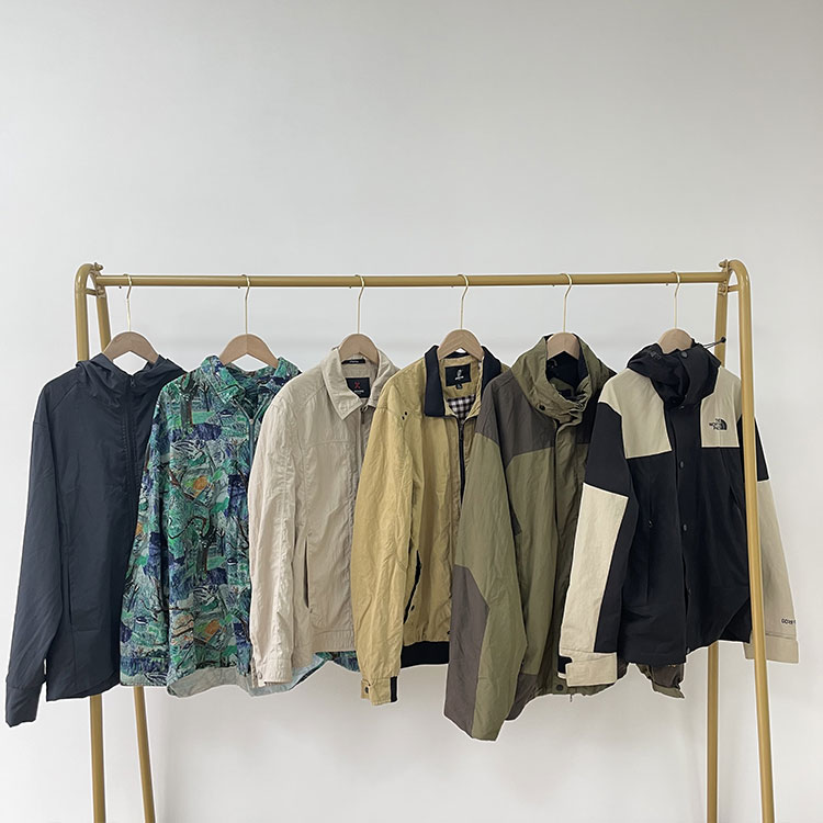 Men's Jacket သုံးတယ်။